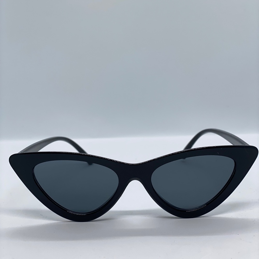 Cateye sunglasses in black